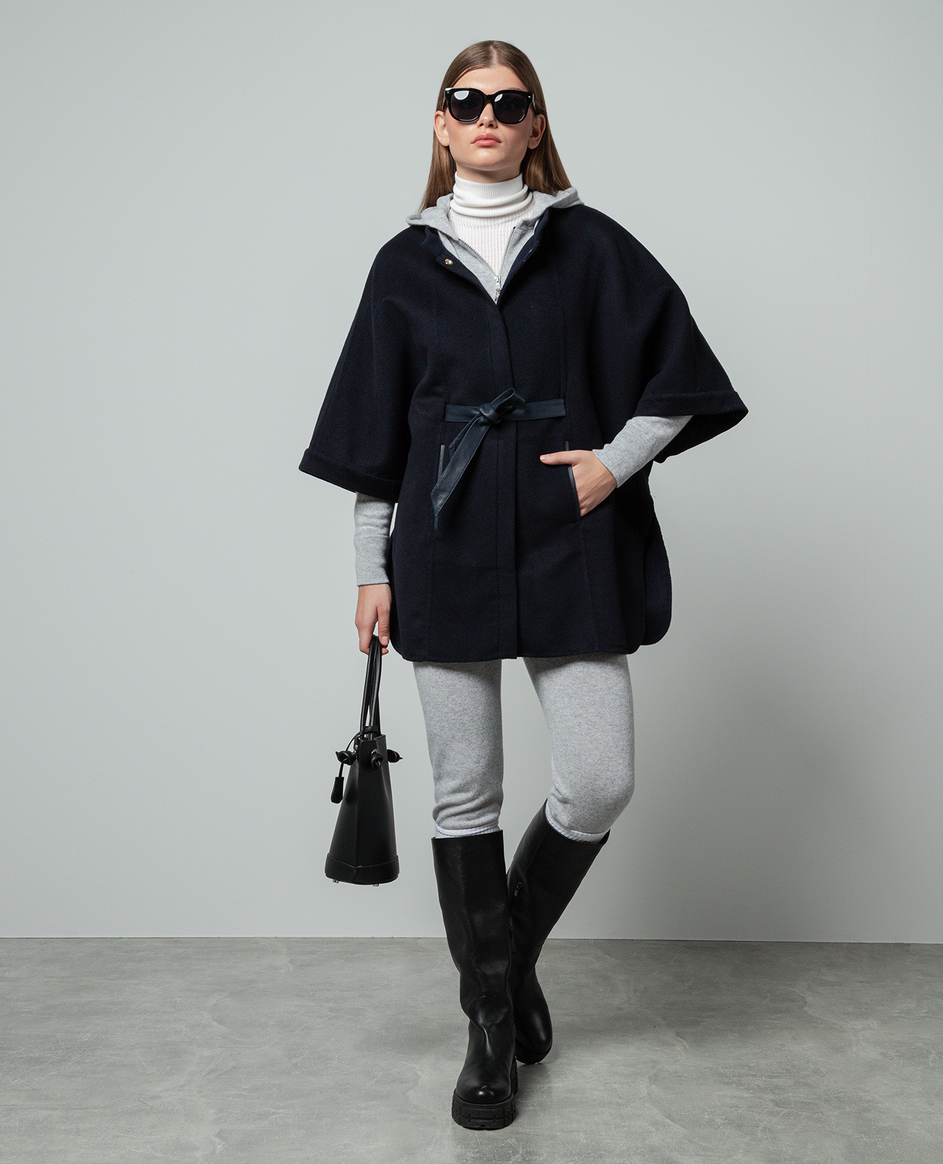 Blue wool and cashmere cape Enrico Mandelli
Blue wool and cashmere cape Enrico Mandelli