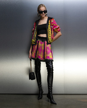 Versace Jeans Couture Pink Pleated Mini Skirt in V-Emblem Chain Print 75HAE8A0NS350