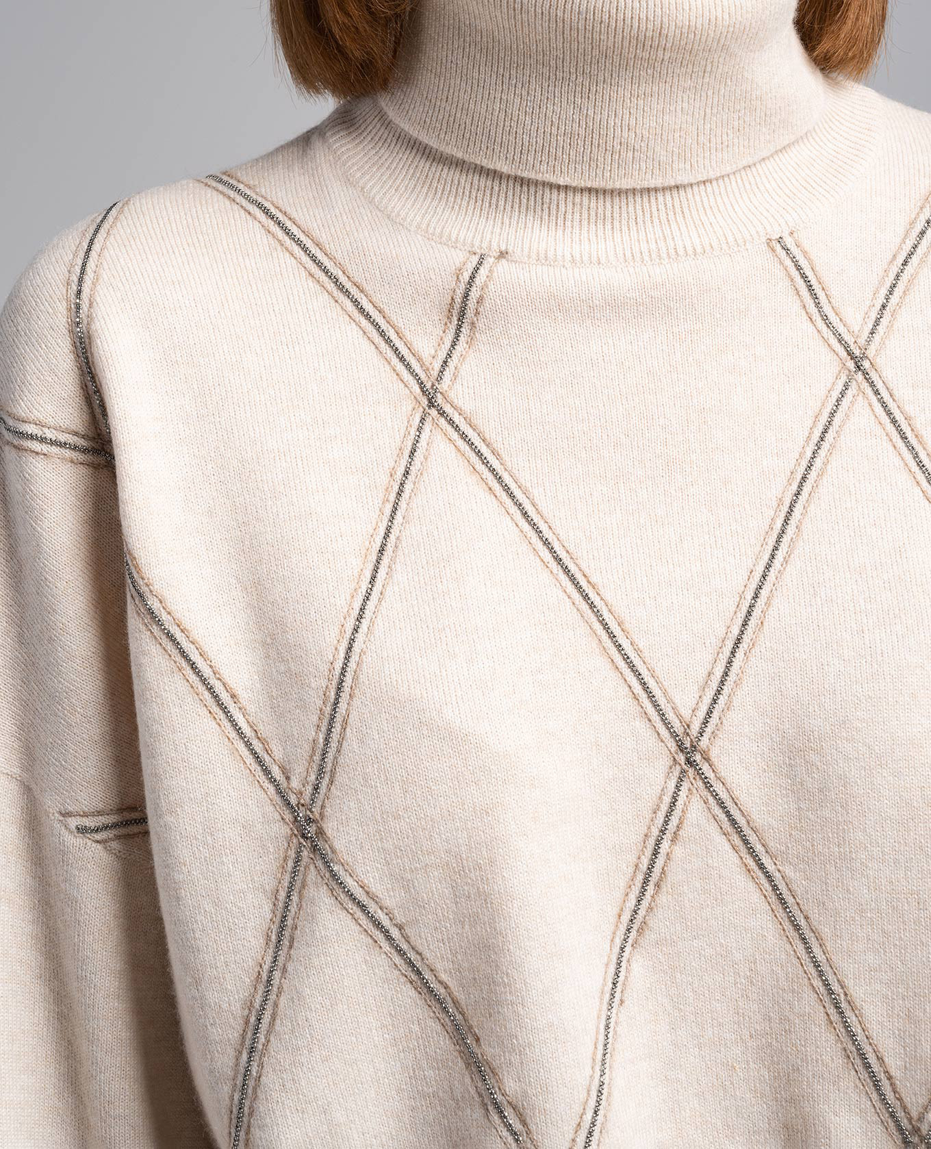 

Beige sweater in a geometric pattern with a monil chain made of ekolatuny Brunello Cucinelli