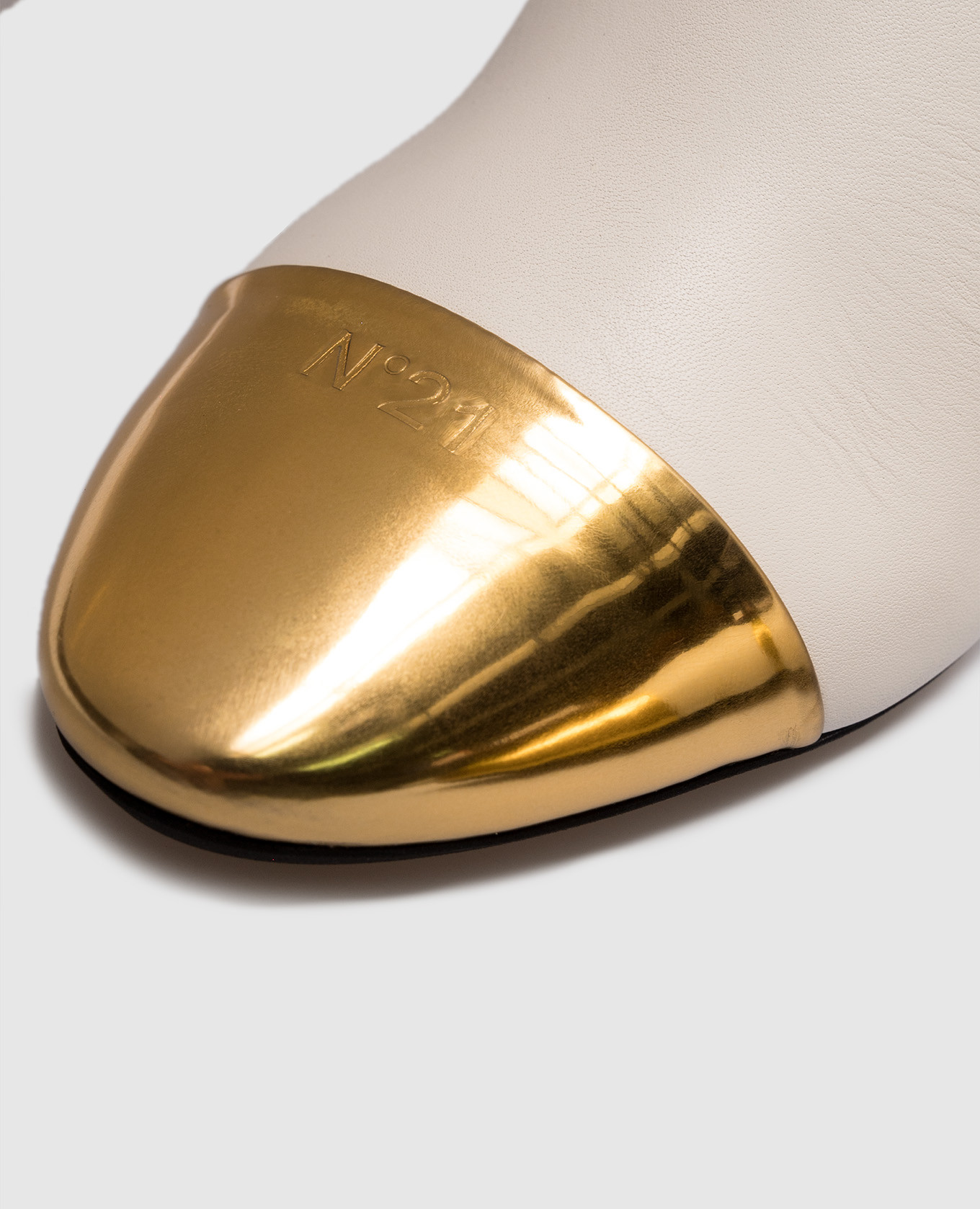 

White leather ankle boots with logo N21