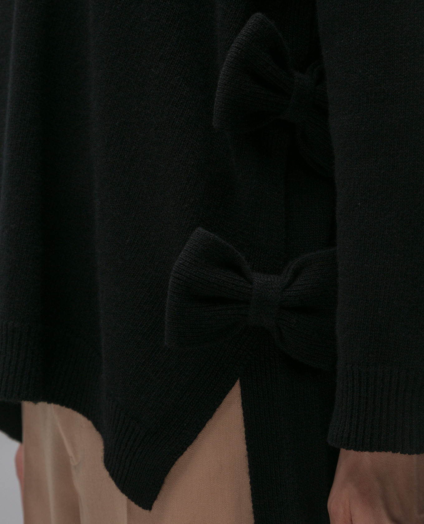 Black wool sweater with bows Valentino 5