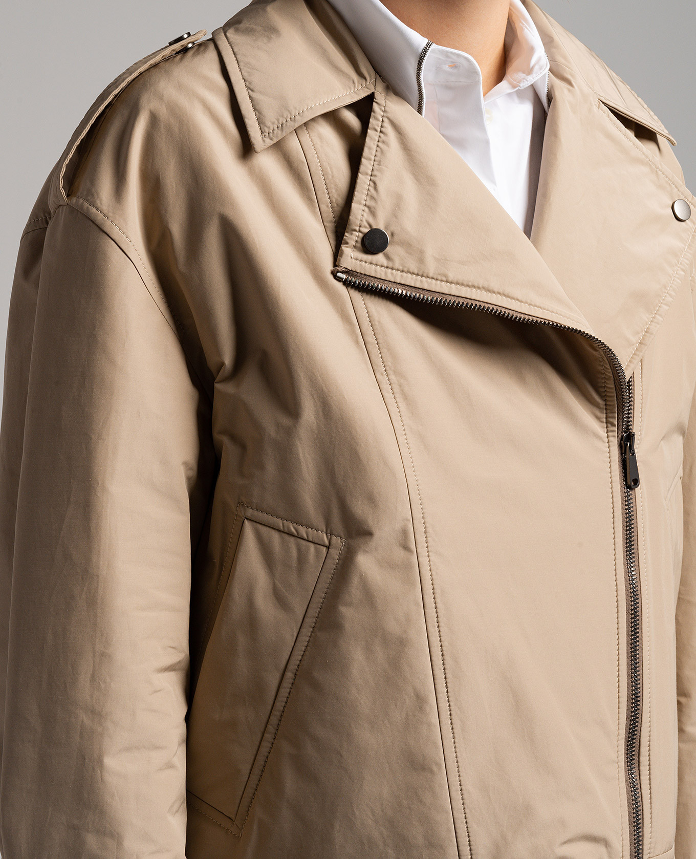 

Brown jacket in the style of a cowhide with a monil chain Brunello Cucinelli, Beige