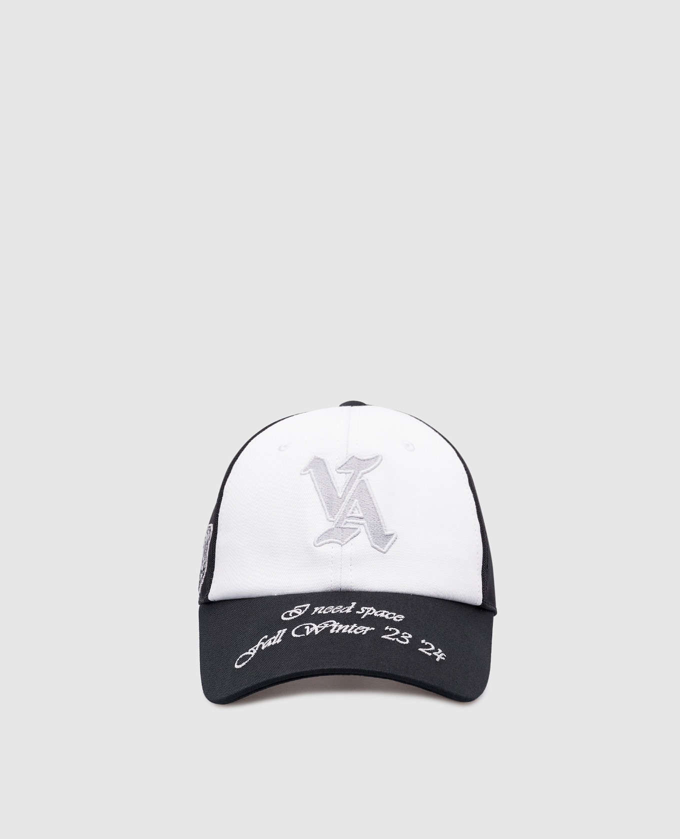 Black cap with embroidery off-white