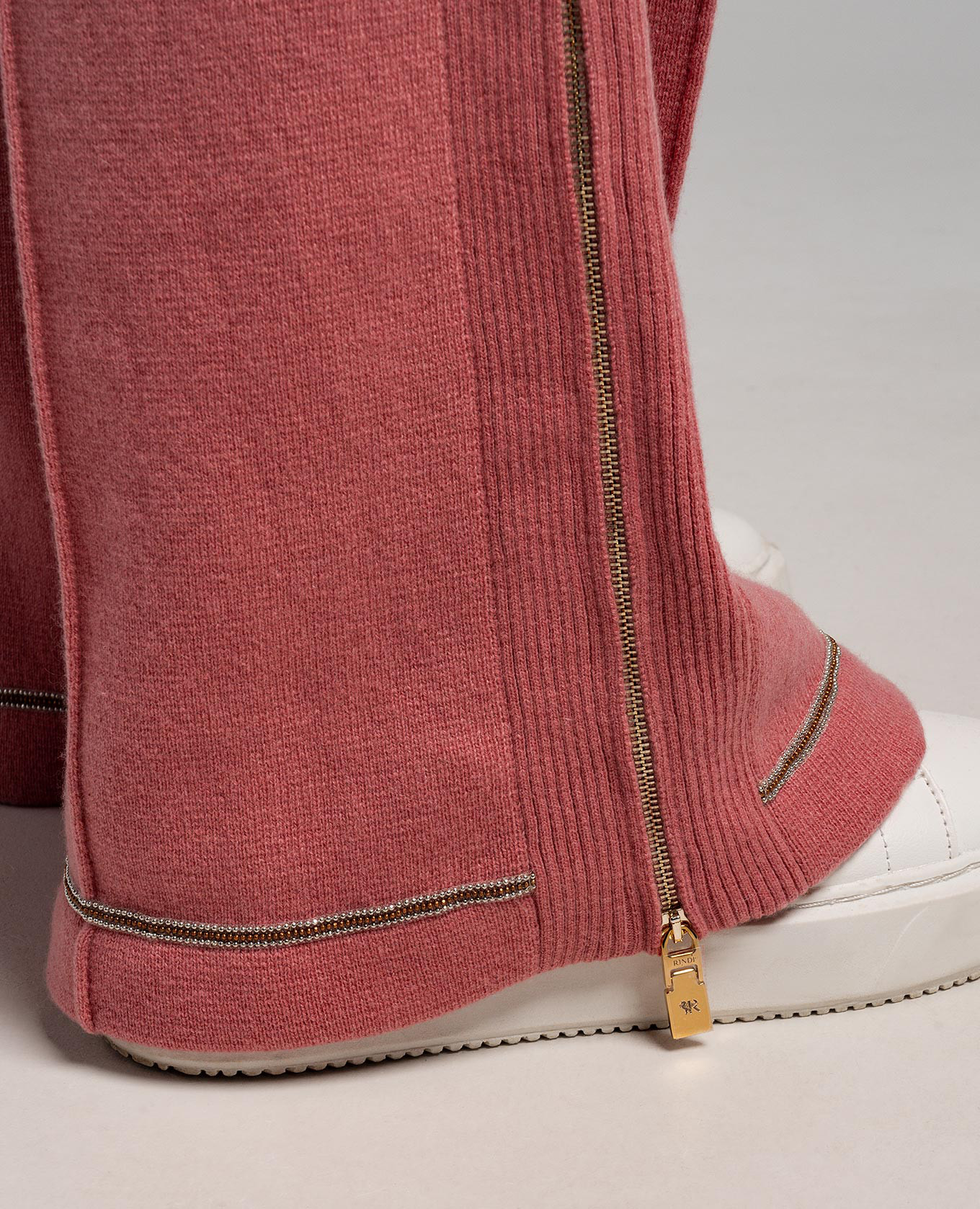 Pink cashmere pants with monil chain Rindi 5