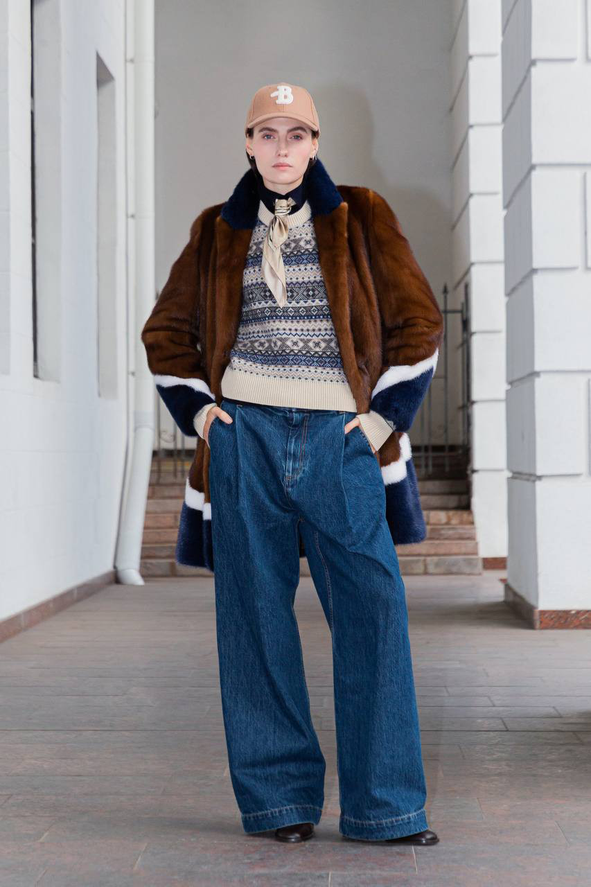 

Beige sweater made of cashmere in a jacquard pattern CO