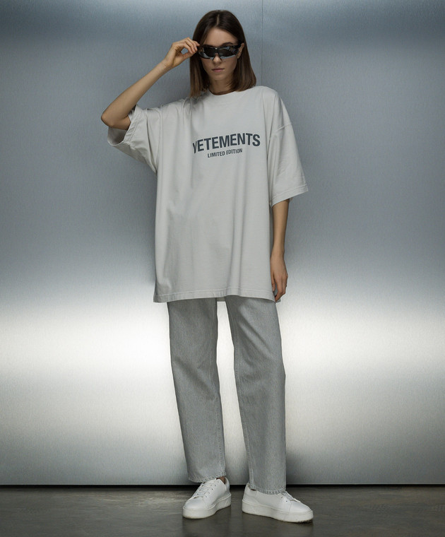 【VETEMENTS】グレー Limited Edition Tシャツ Vetements - Gray t-shirt with logo print UE64TR820W - shop