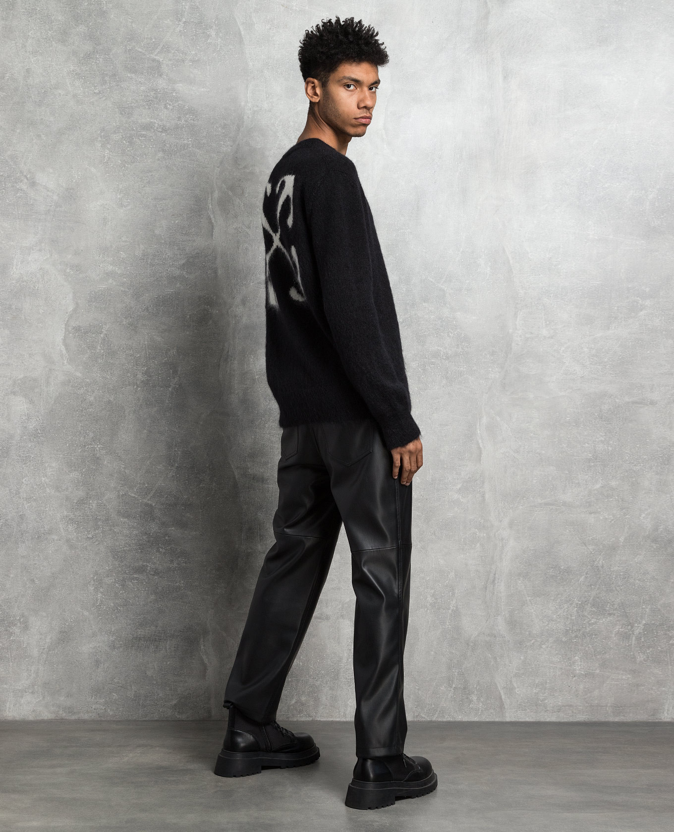 

Black sweater with contrasting logo Off-White