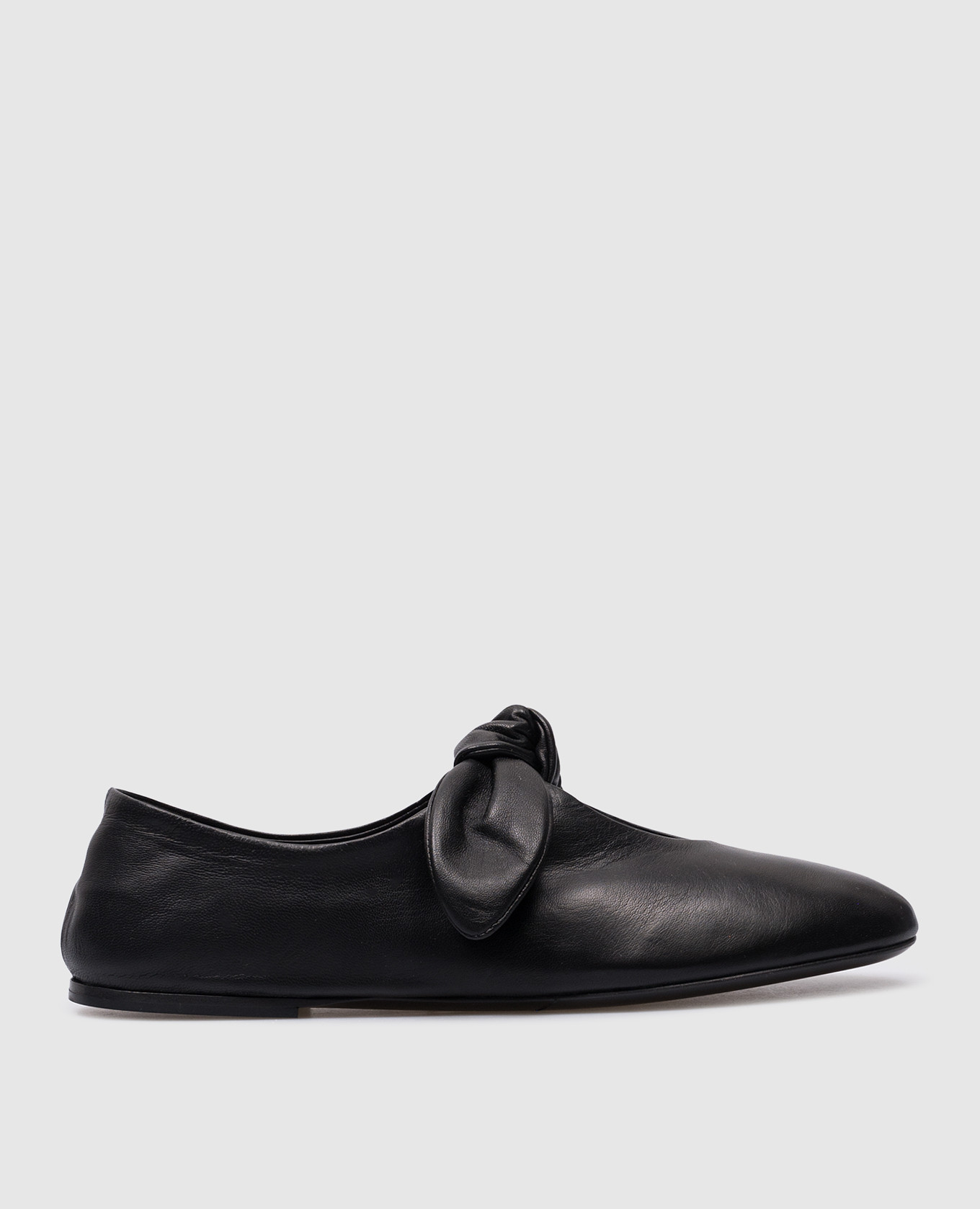 

Black leather ballet flats with a bow CO