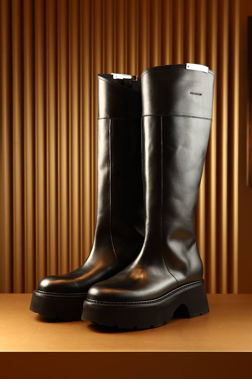 Black leather boots with logo N21 7