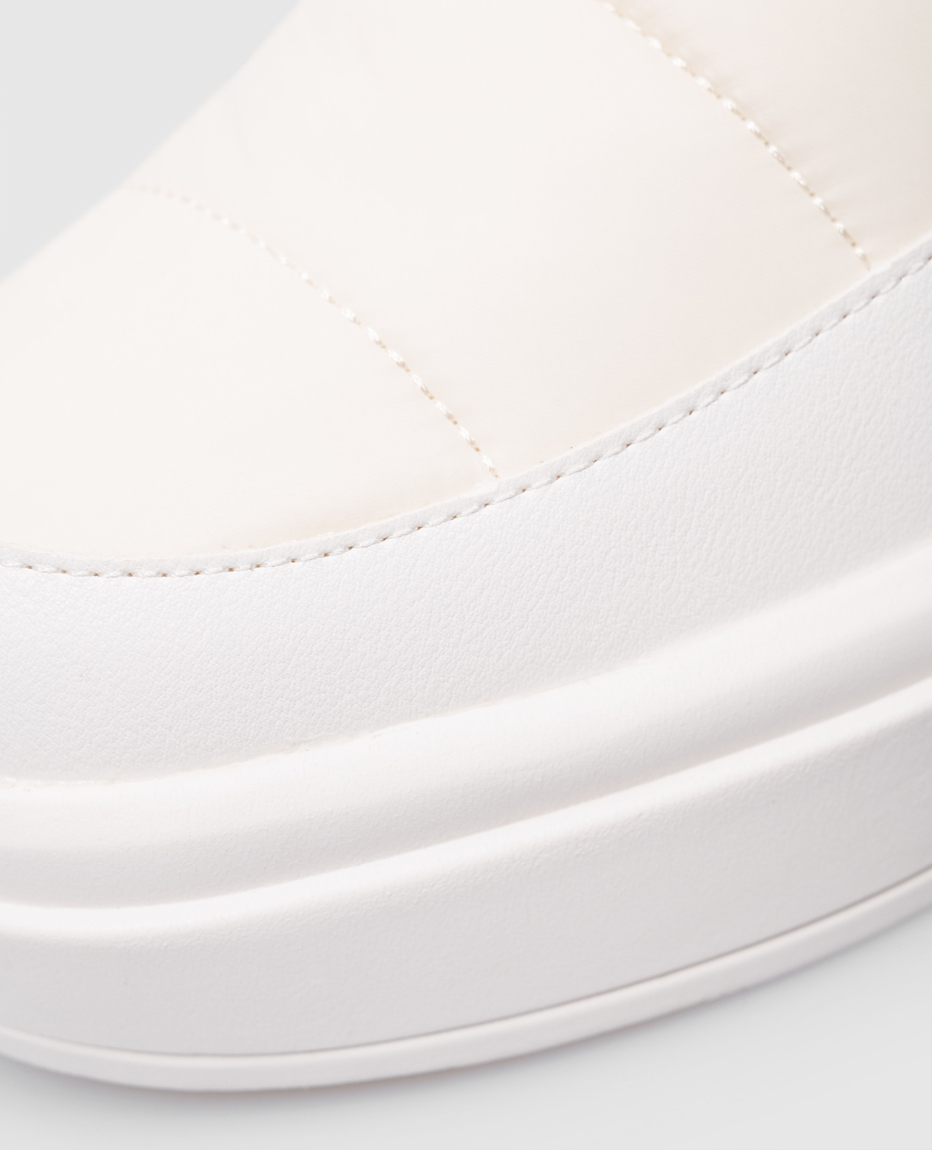 

White moonboots with metal Oval T logo Twinset