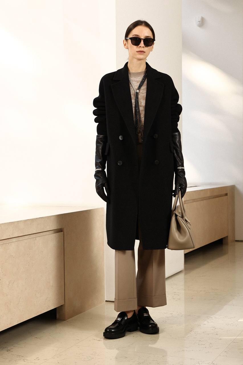 

Black leather gloves with monil chain Peserico