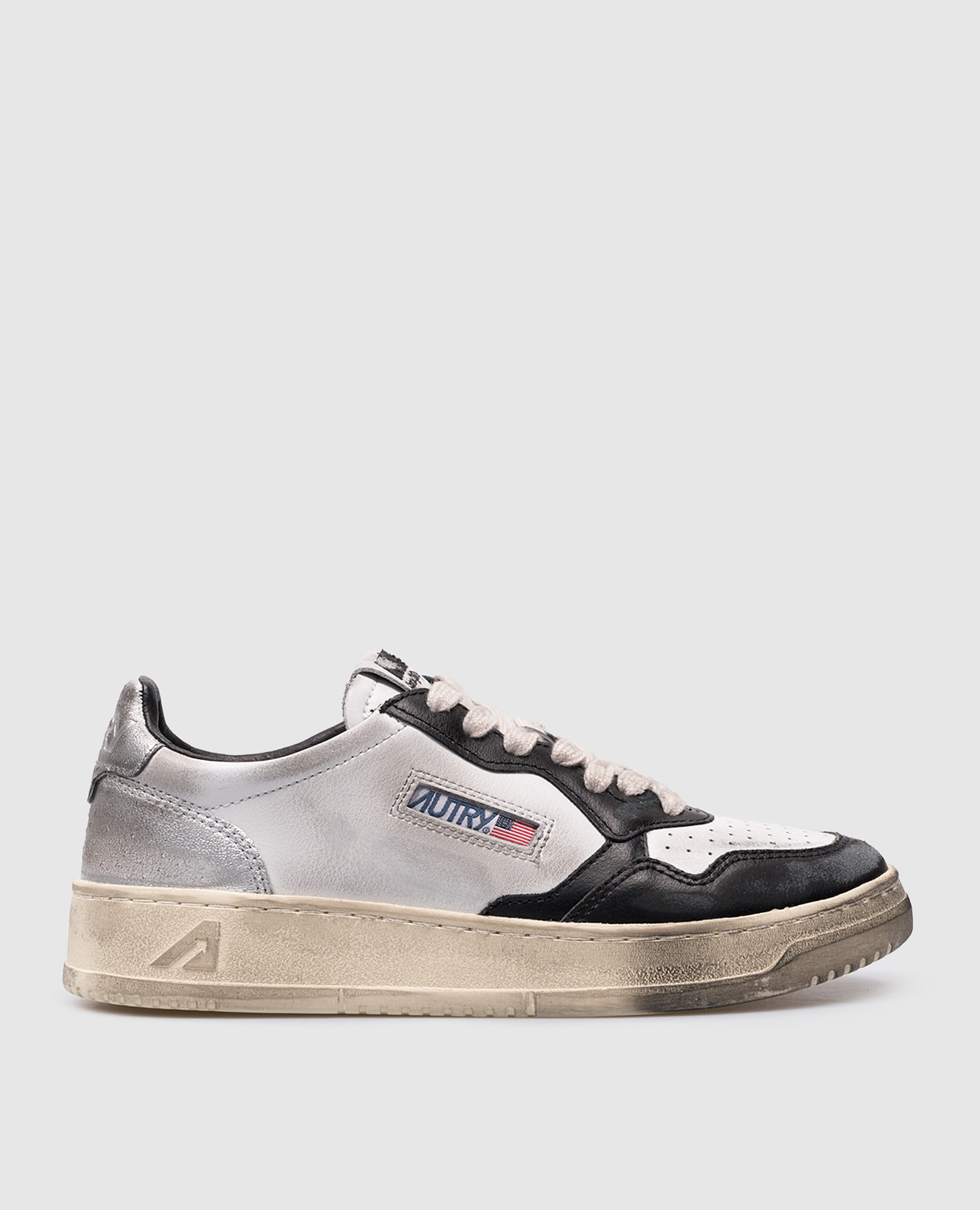 Medalist low super white leather sneakers with a vintage effect autry