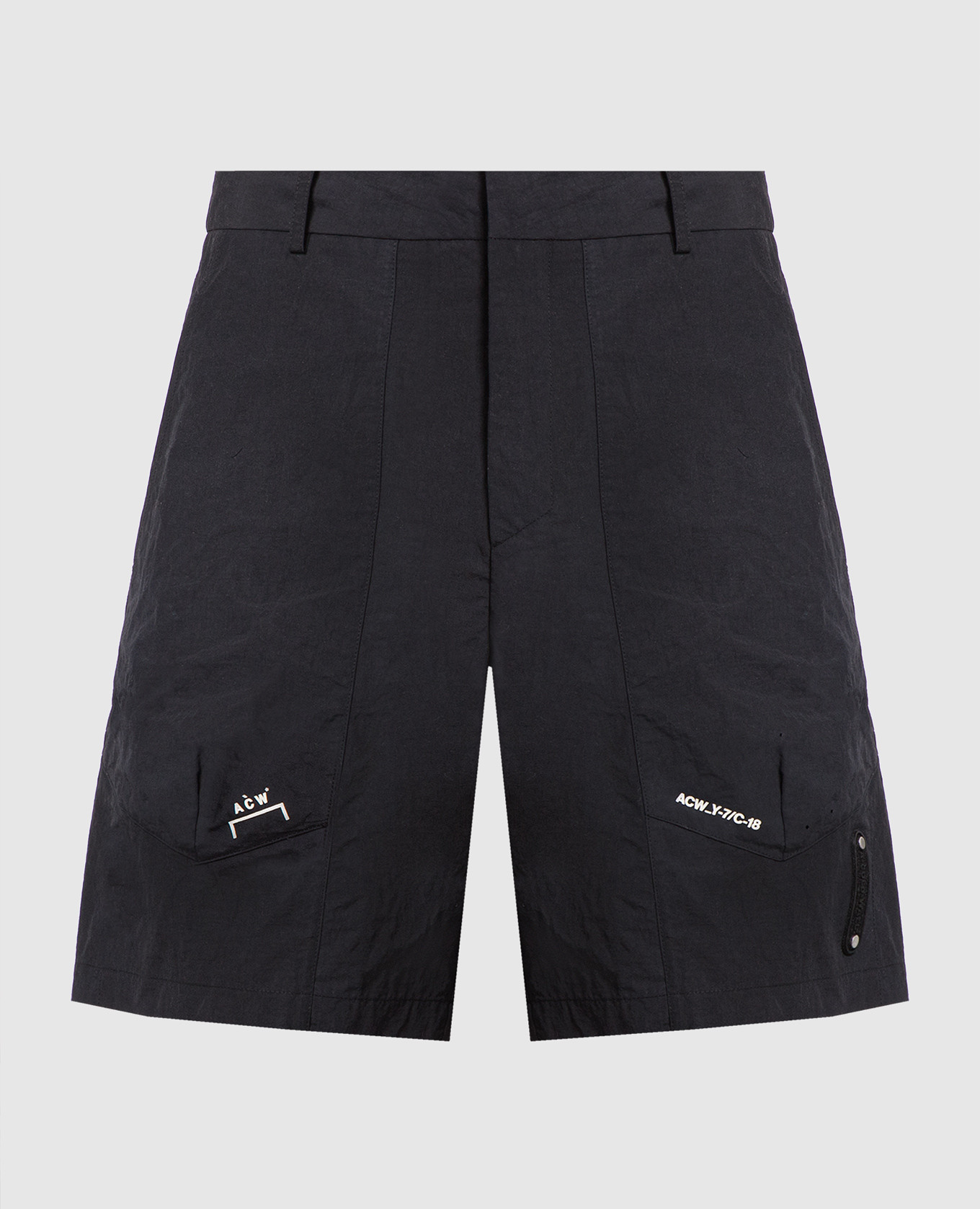 Black shorts with logo a cold wall