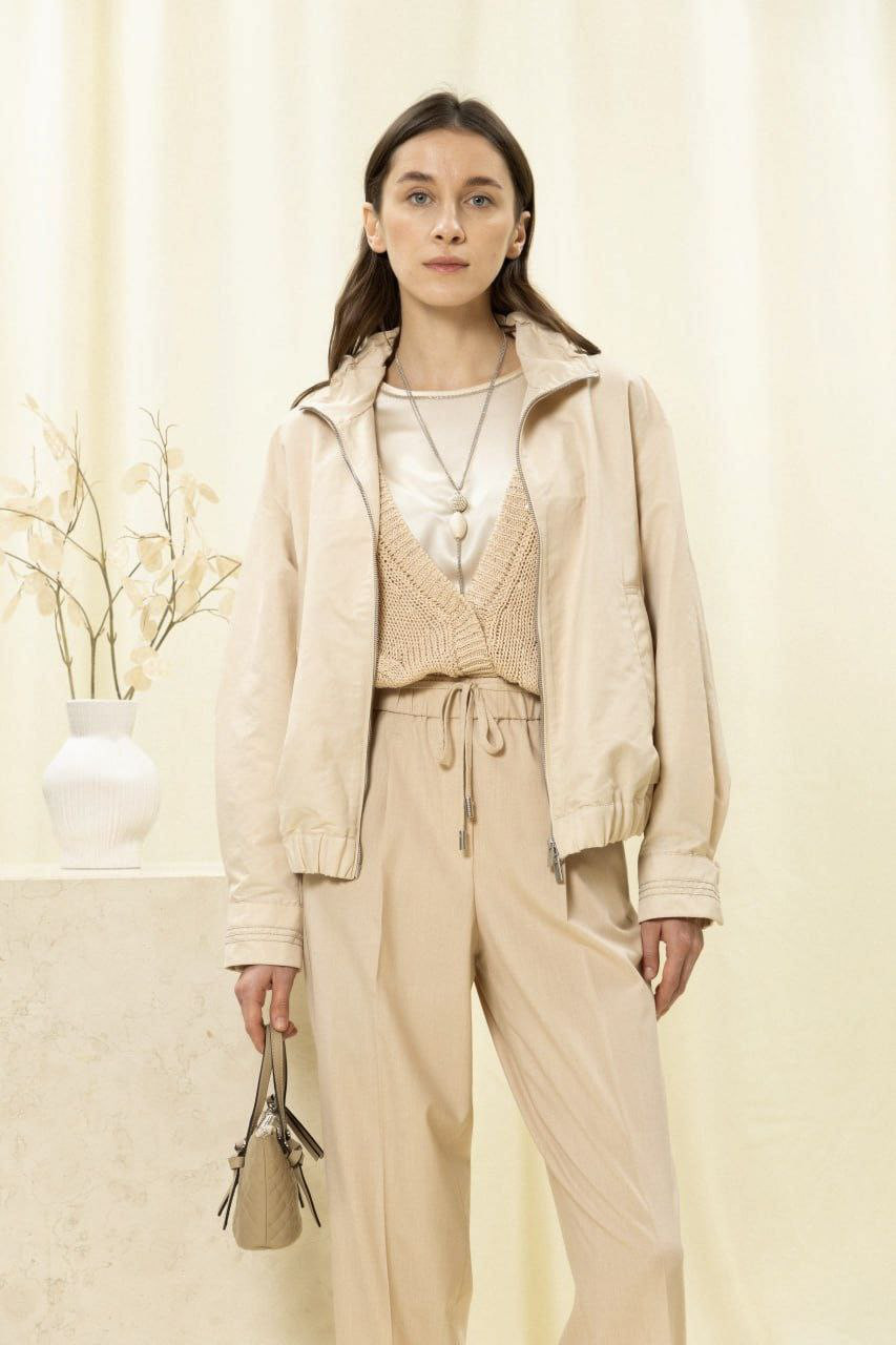 

Beige silk top with monil chain Peserico