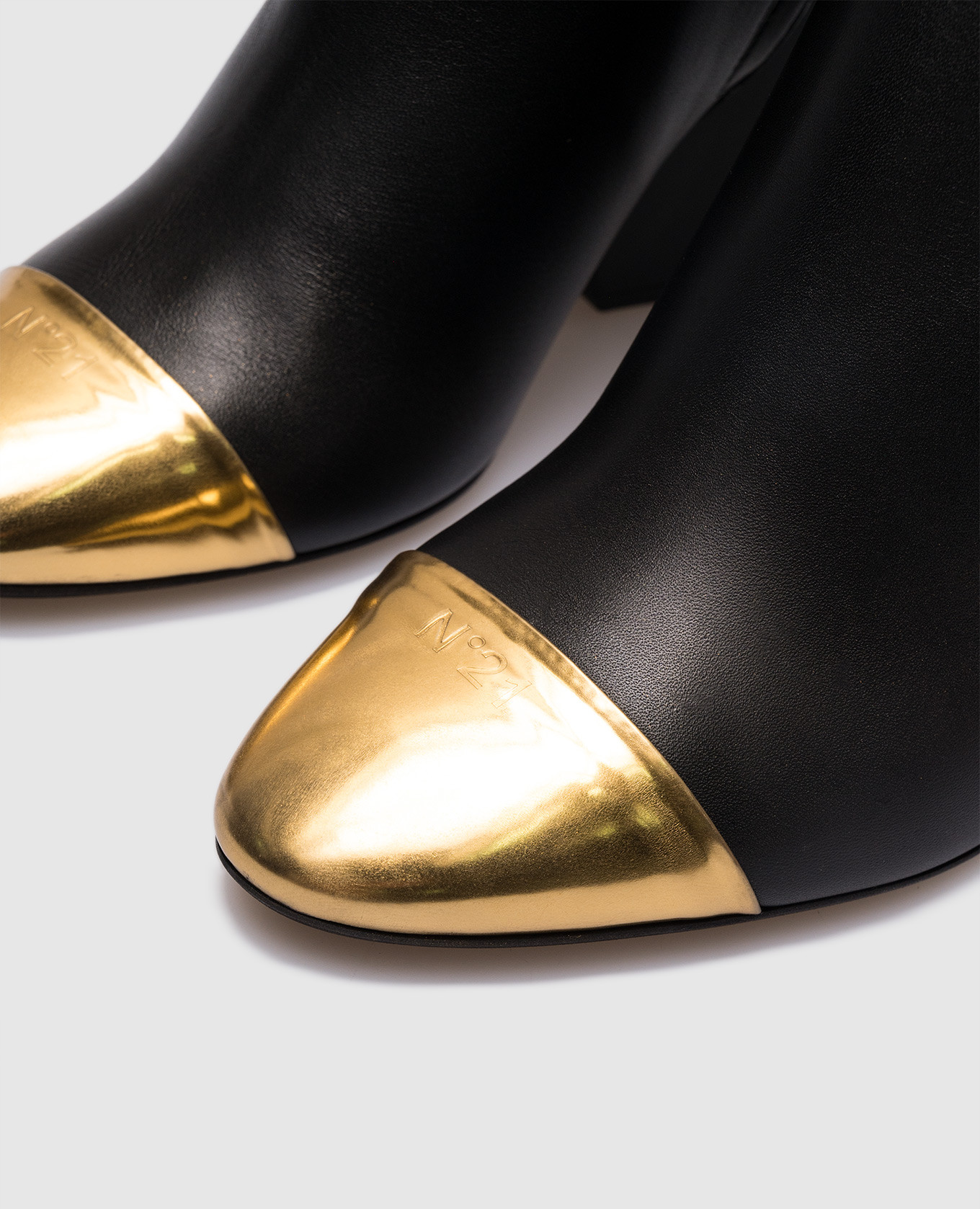 

Black leather ankle boots with logo N21