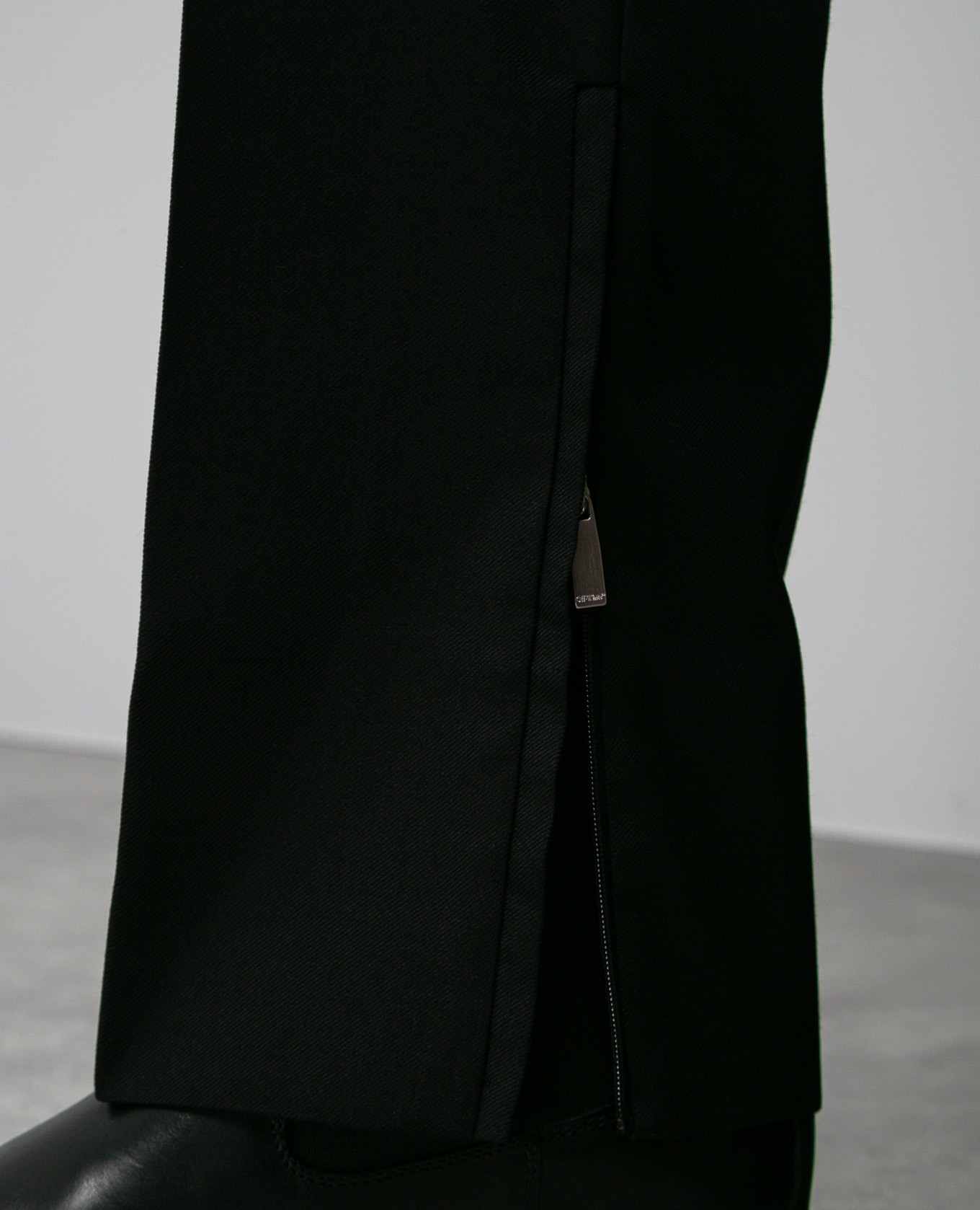 

Black wool trousers with OW logo embroidery Off-White