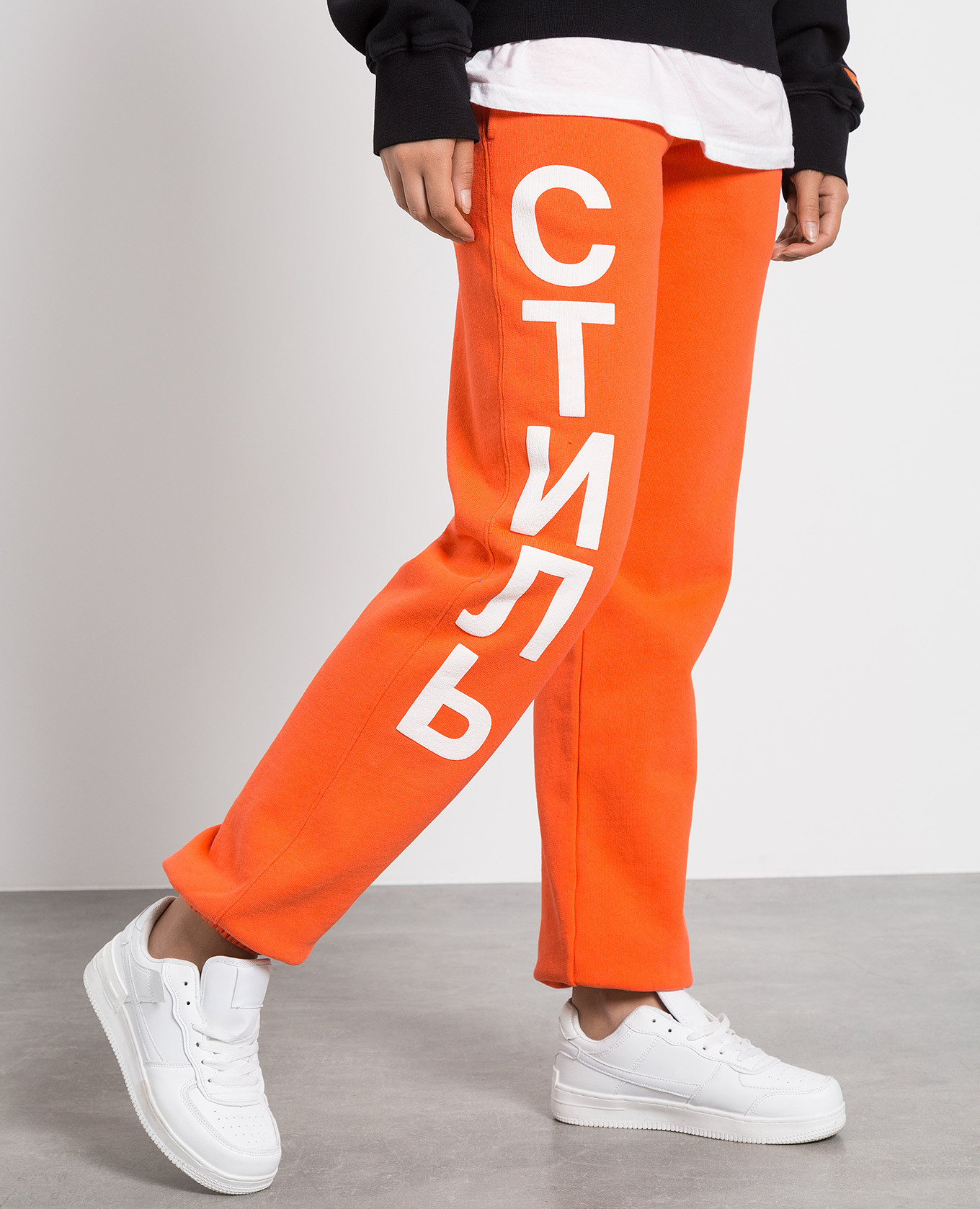 Orange jogger with print style Heron Preston 5