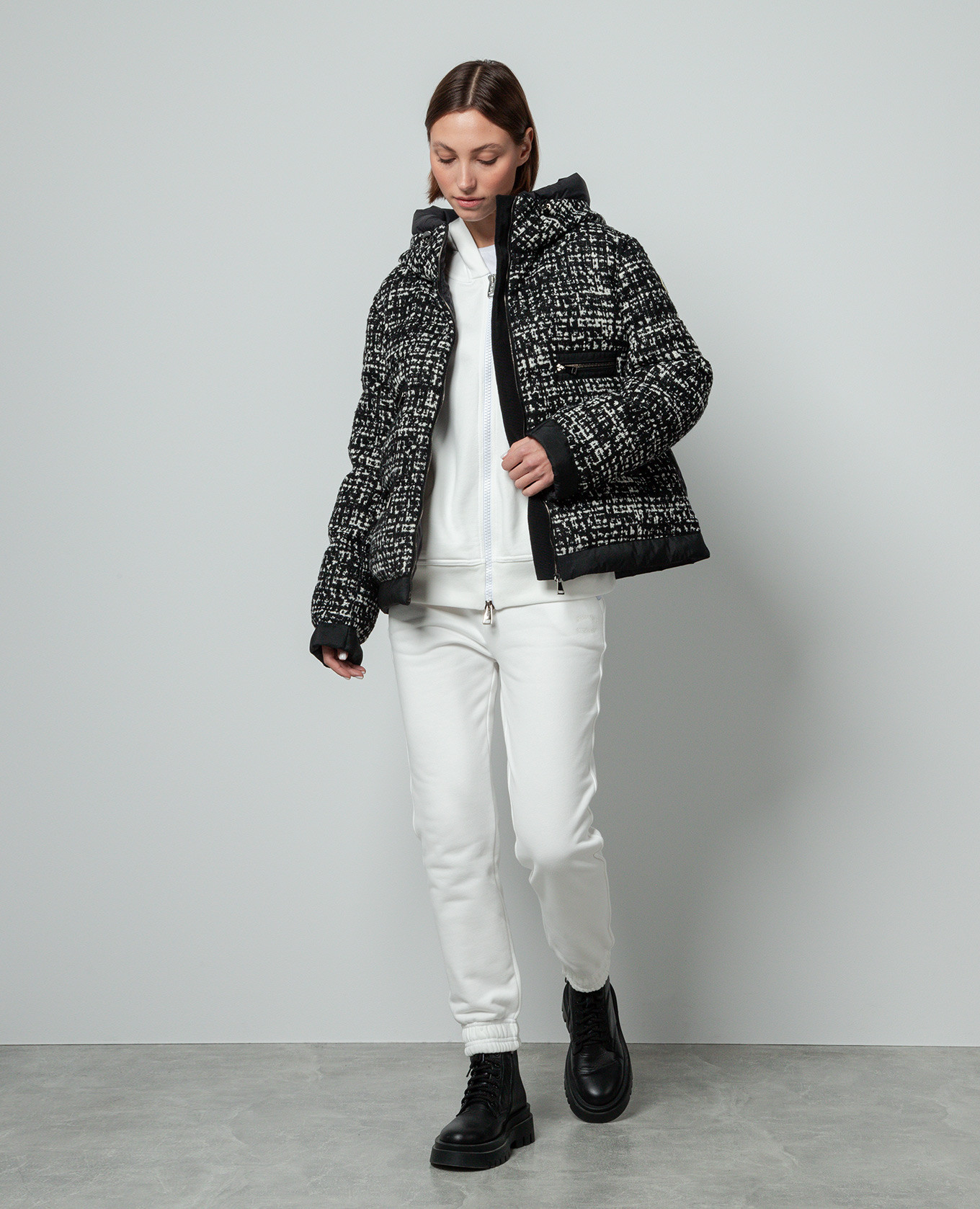 White joggers with logo embroidery Ermanno Scervino 2