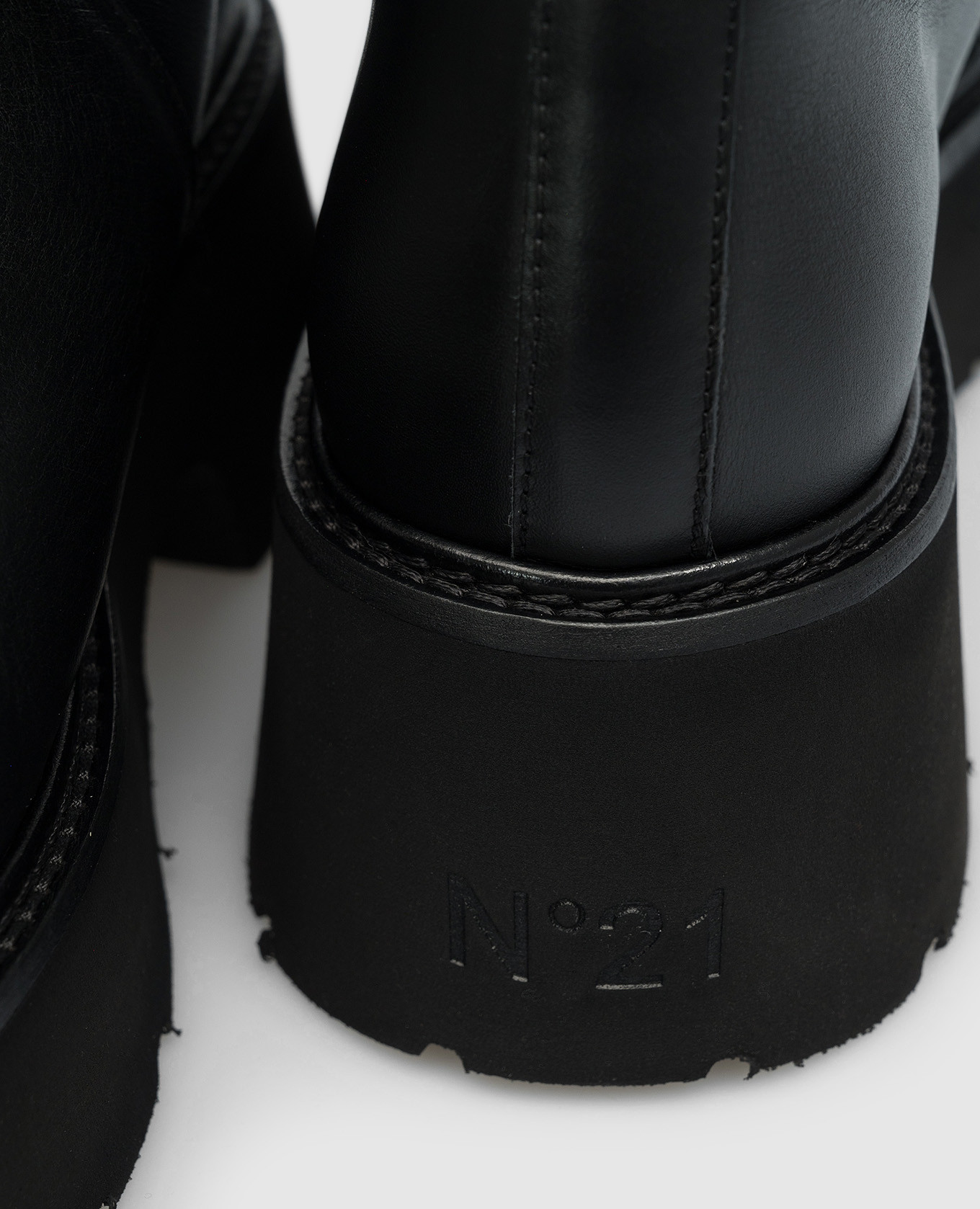 Black leather boots with logo N21 5