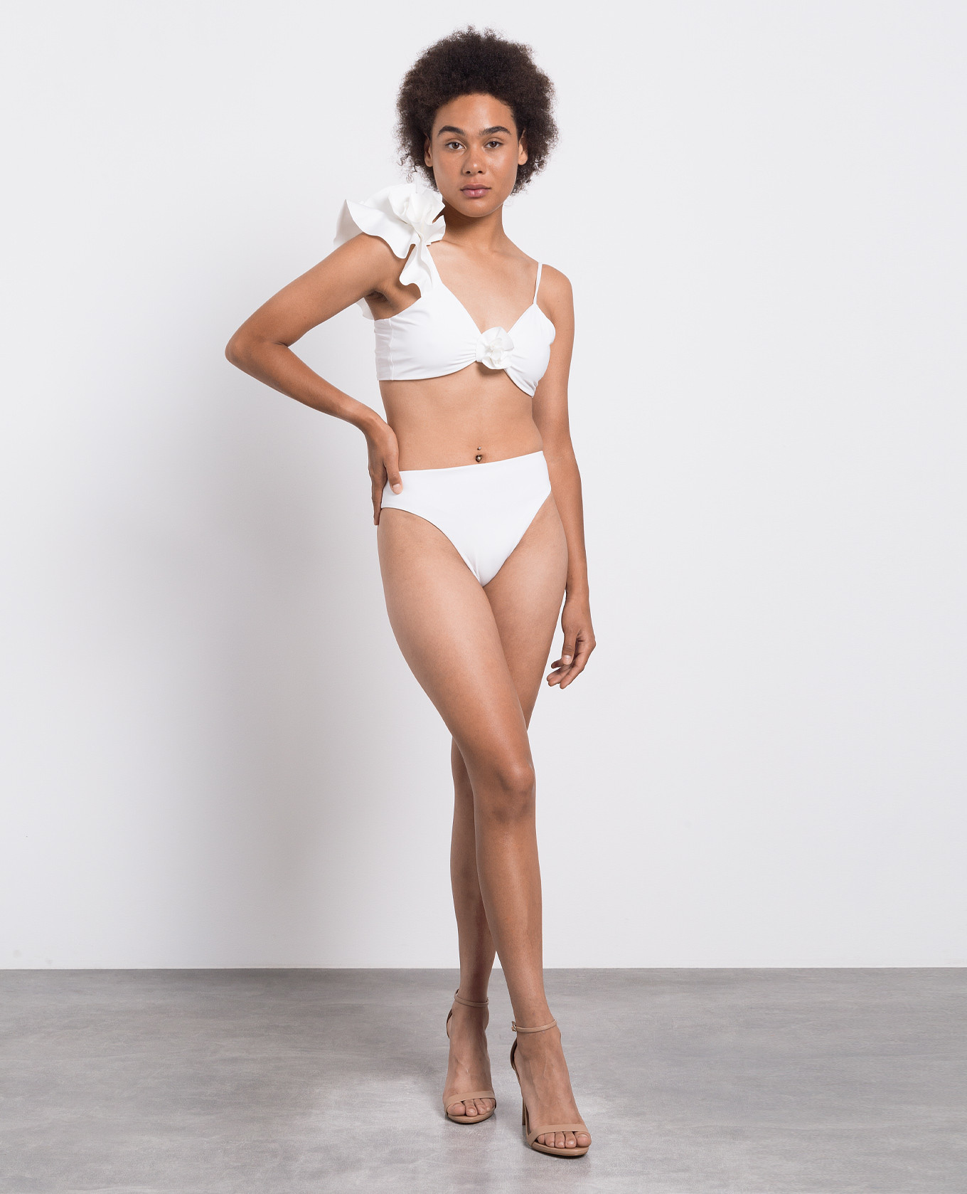 

White swimsuit with ruffles and appliqué Maygel Coronel