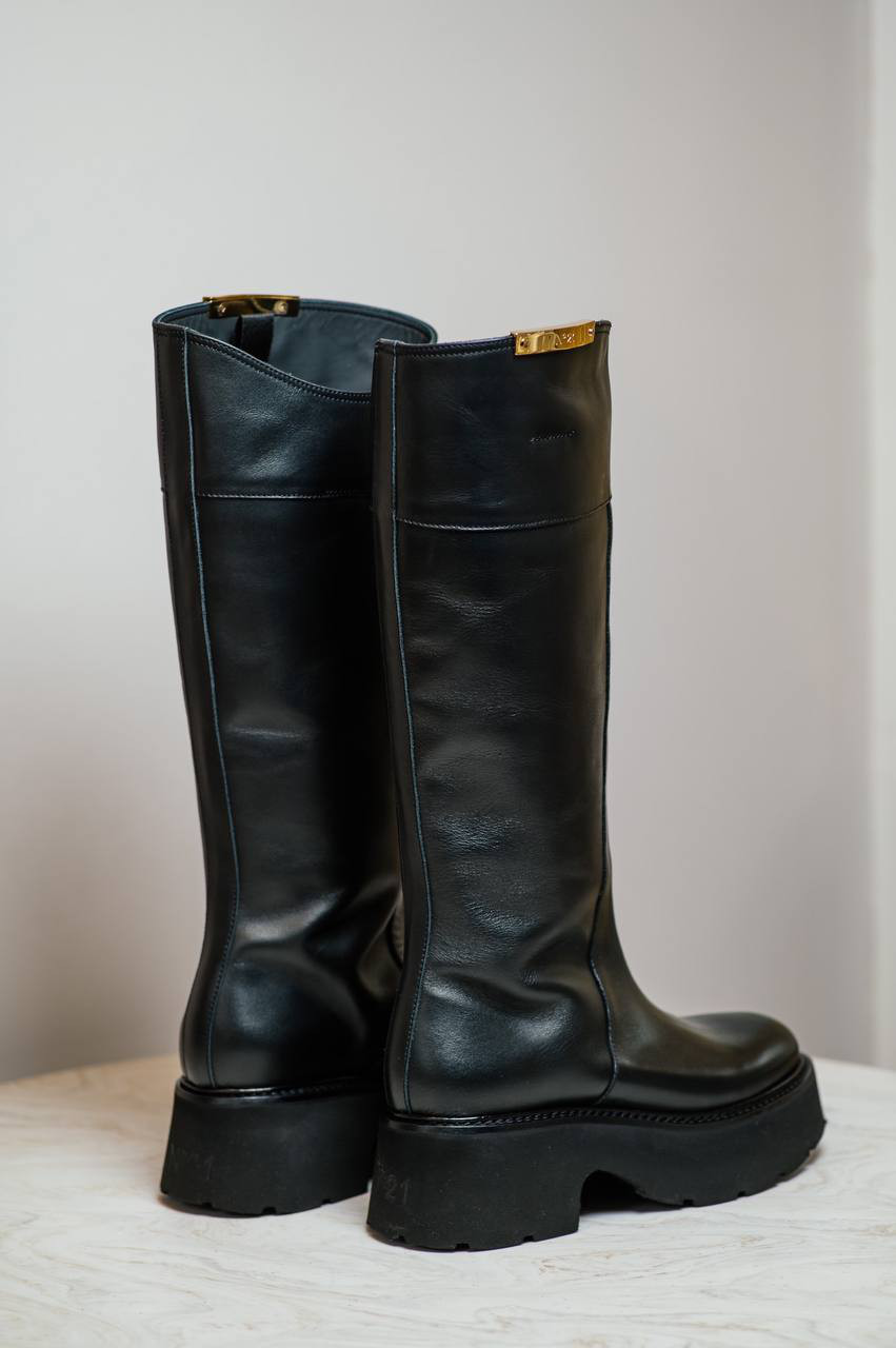

Black leather boots with logo N21