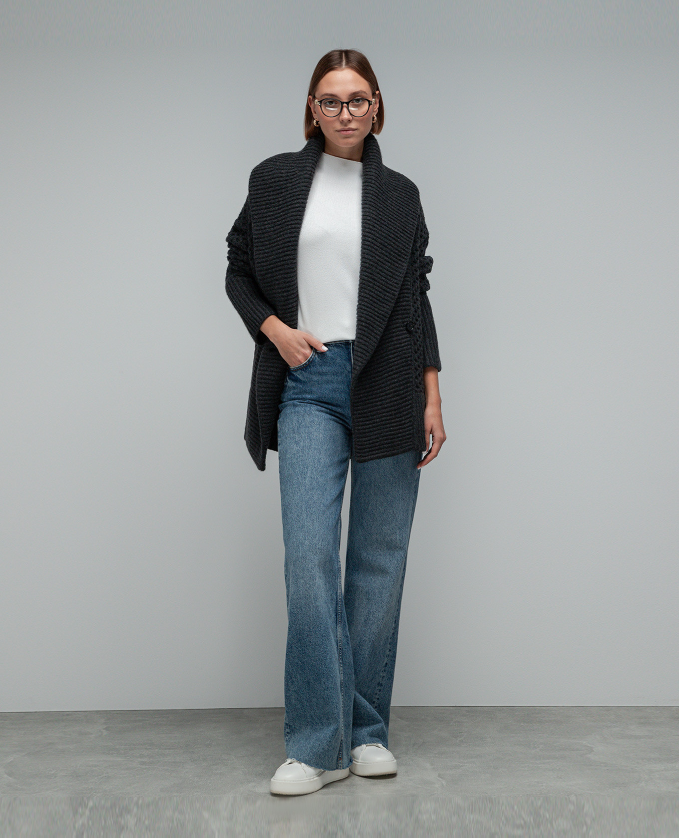 Gray cashmere cardigan with a textured pattern CO 2