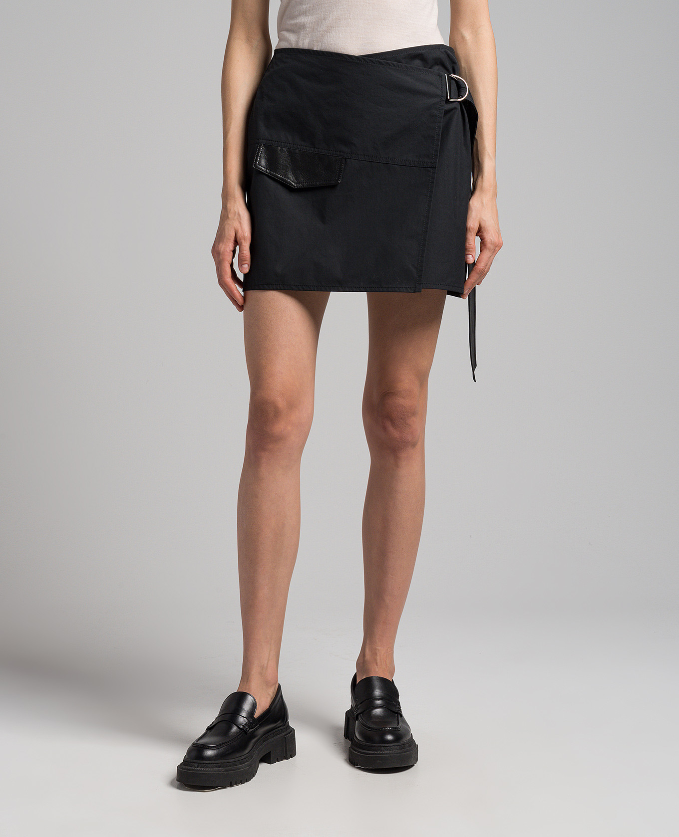 

Black mini skirt in the scent of Laureen Nanushka