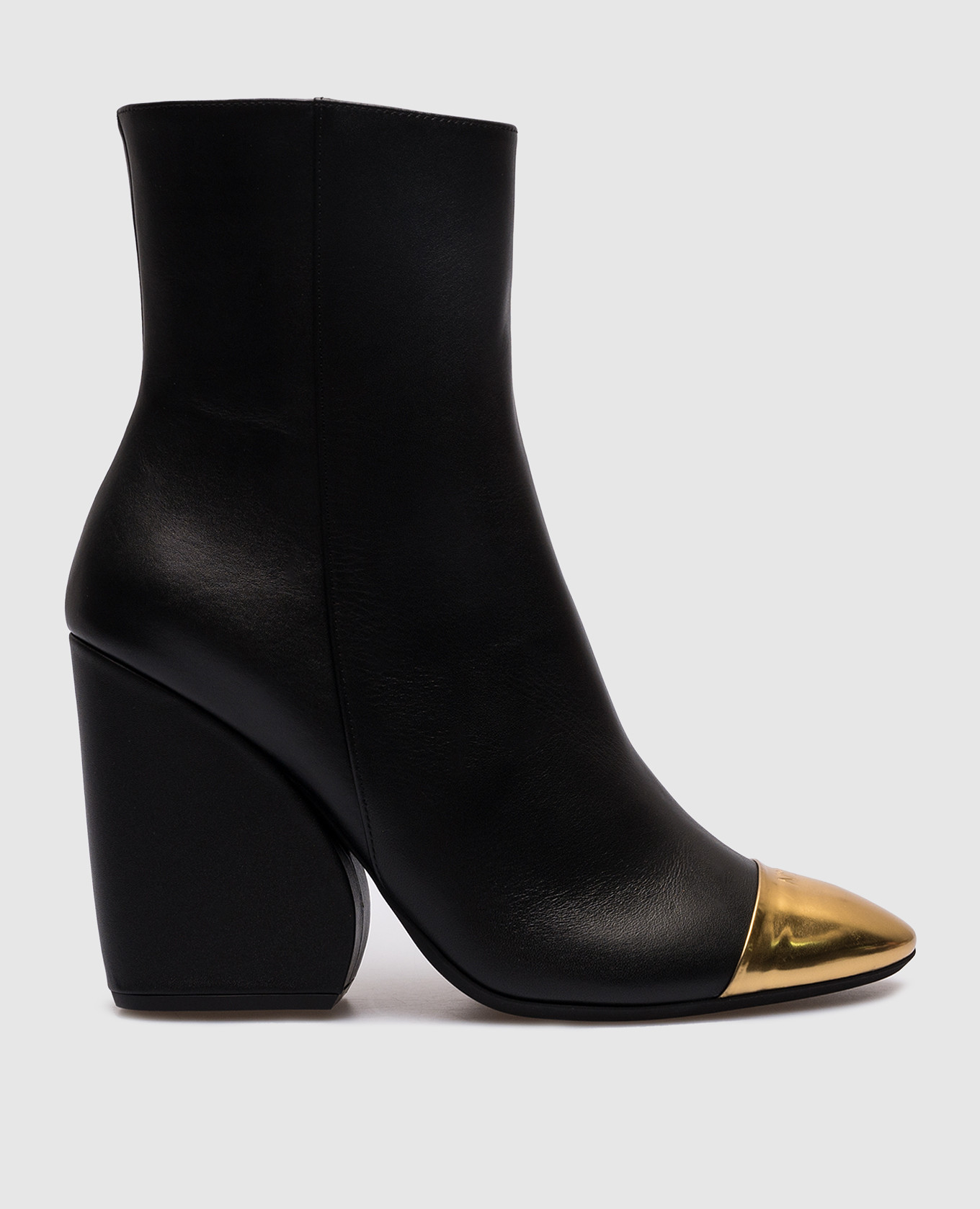 

Black leather ankle boots with logo N21