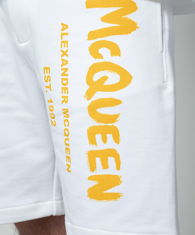 Alexander McQueen - White shorts with a Graffiti logo print
