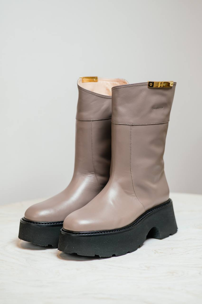 Brown leather boots N21 6
