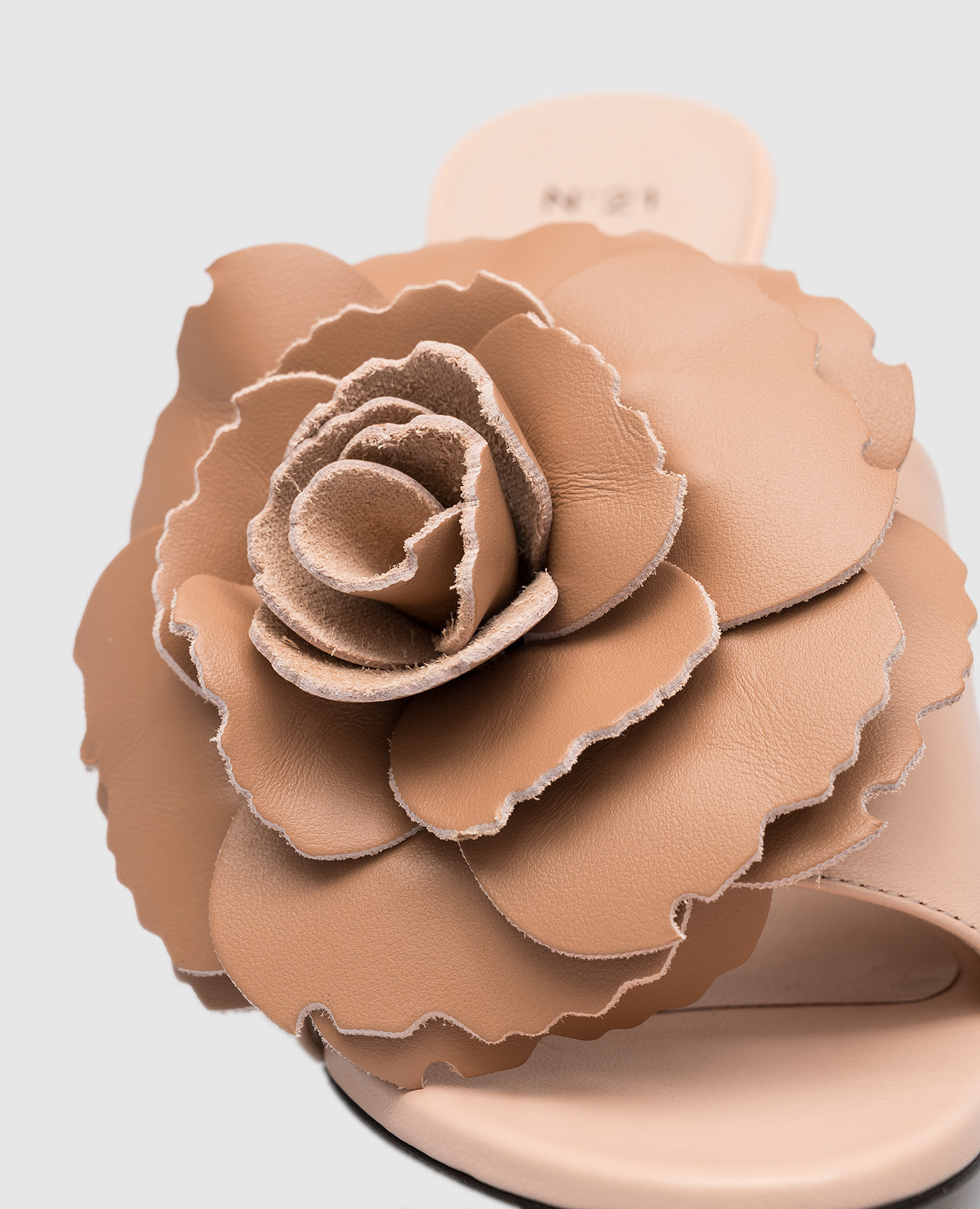 

Pink leather sandals with a rose N21