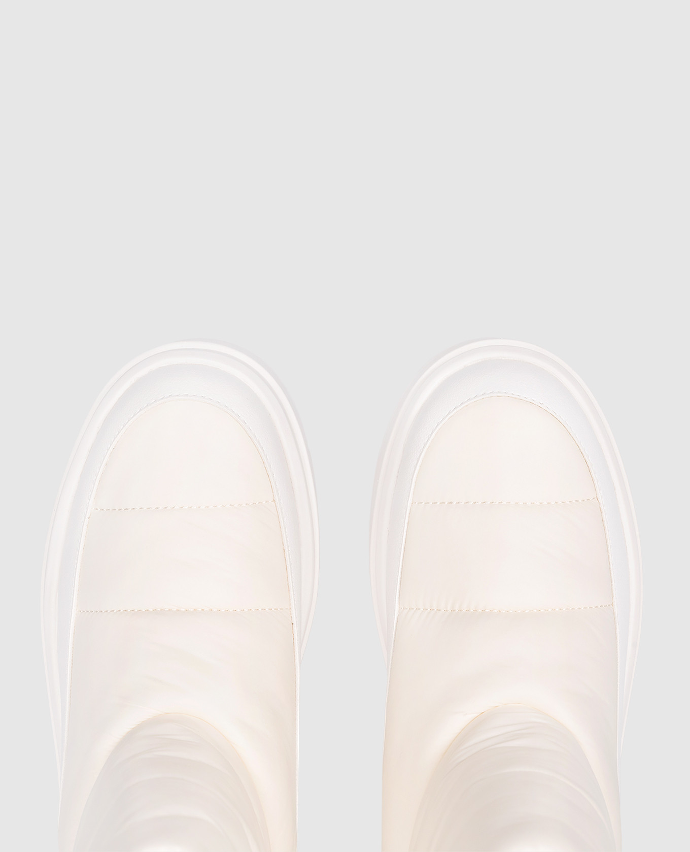 

White moonboots with metal Oval T logo Twinset