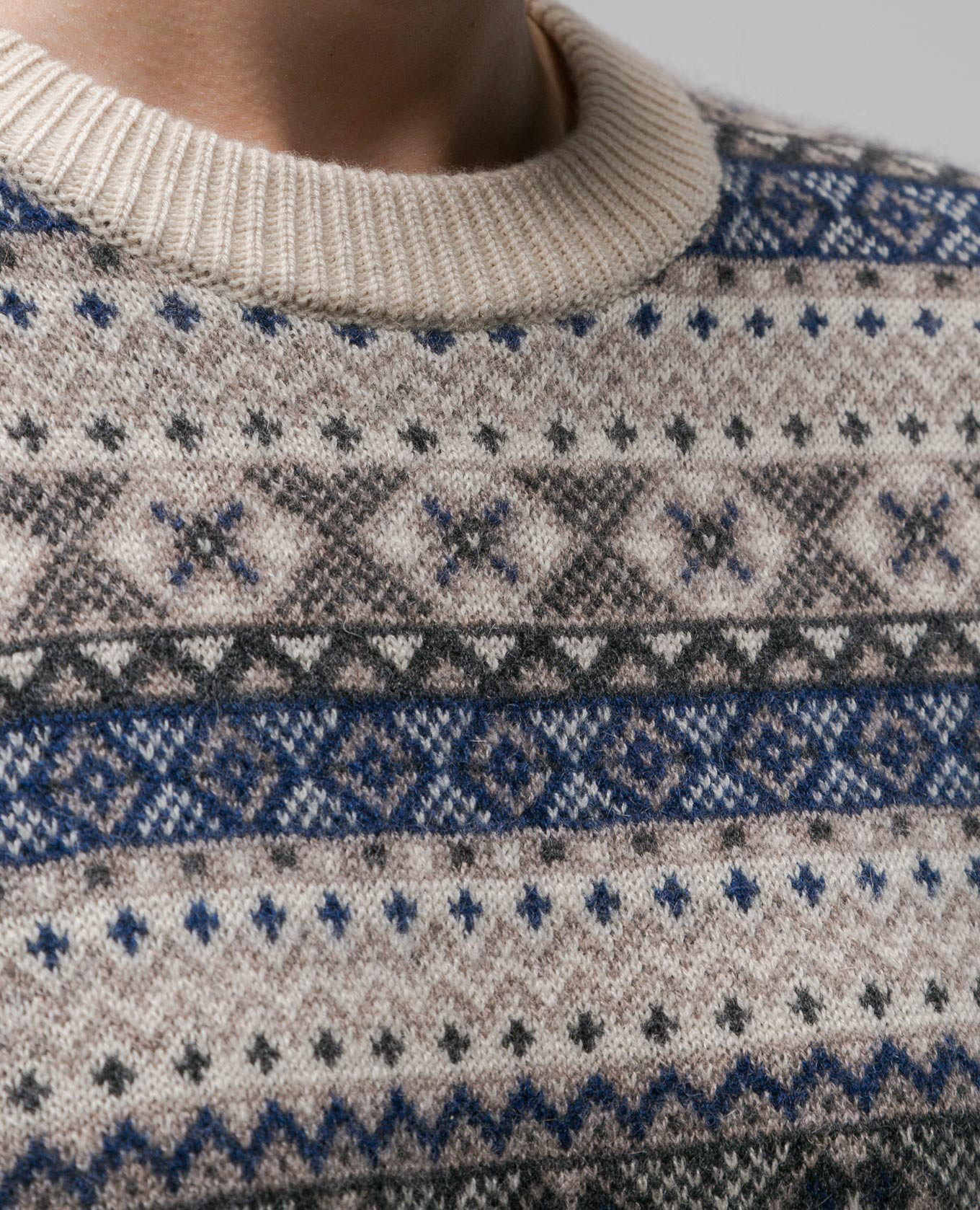 Beige sweater made of cashmere in a jacquard pattern CO 5
